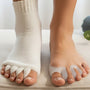 Comparatif : un pied en chaussette séparateurs d'orteils blanche, l'autre avec écarteurs en silicone