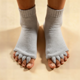 Chaussettes d'alignement Pedi-Sense grises aux pieds